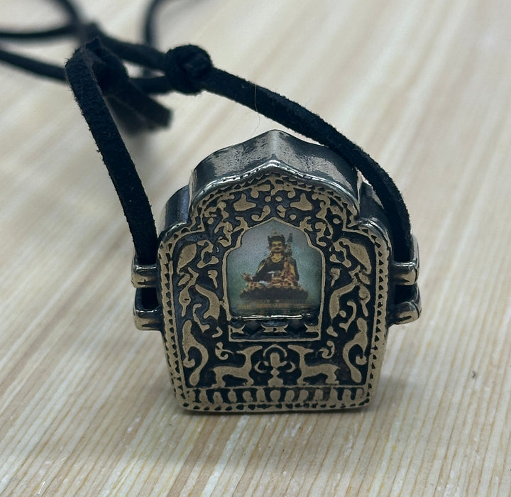 Gau Tibetano con Padmasambhava
