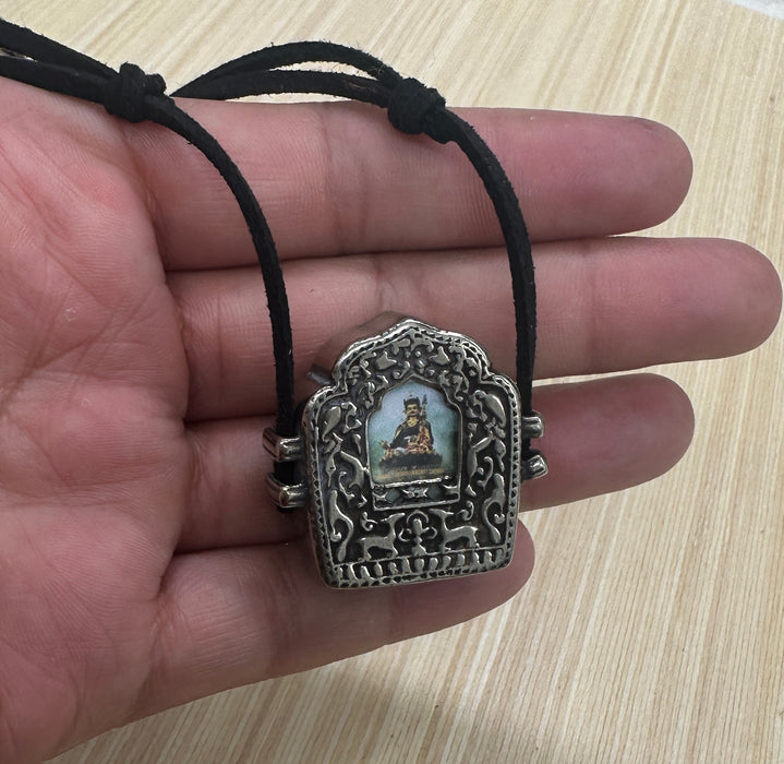 Gau Tibetano con Padmasambhava