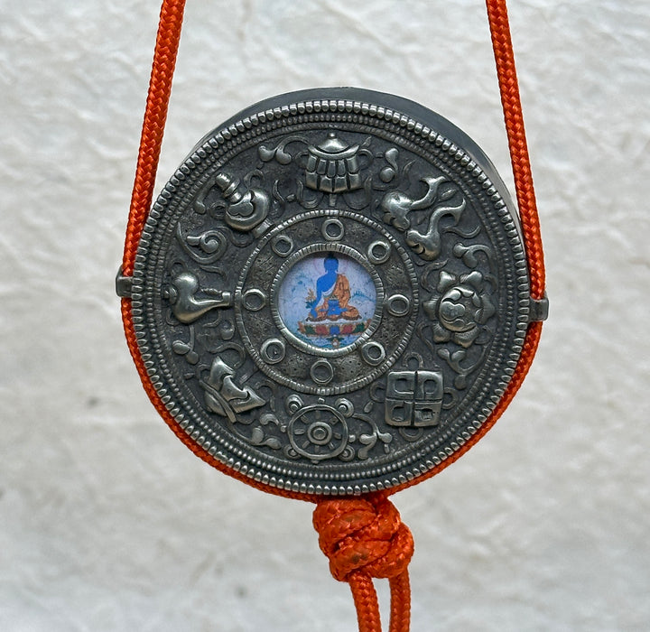 Gau tibetano con Otto Simboli di Buon Auspicio e Buddha della Medicina