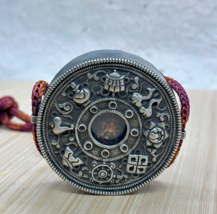 Gau tibetano con Otto Simboli di buon Auspicio e Tara verde