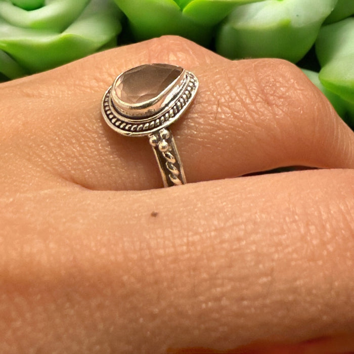 Anello di argento con quarzo rosa