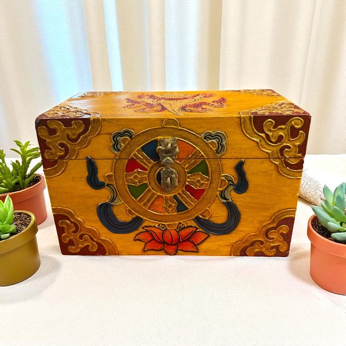 Scatola di legno a  conchiglia e dharmachakra
