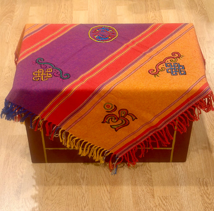 Tovaglia tibetana con ricamo di simboli buddisti