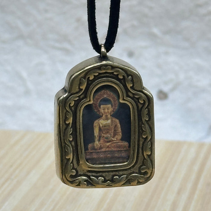 Gau tibetano con Buddha Amitabha
