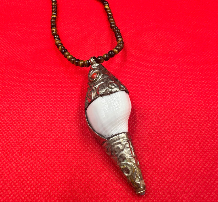Collana tibetana con conchiglia e pietra occhio di tigre