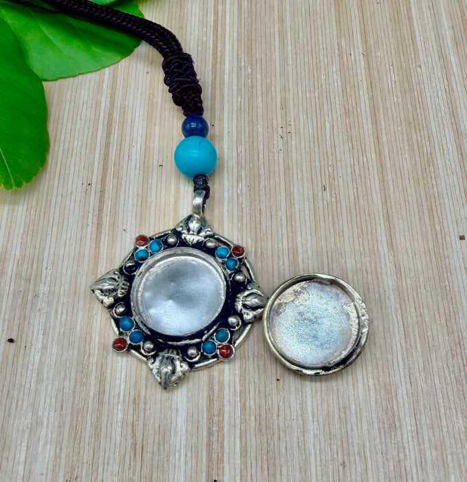 Ciondolo amuleto con mandala e sole