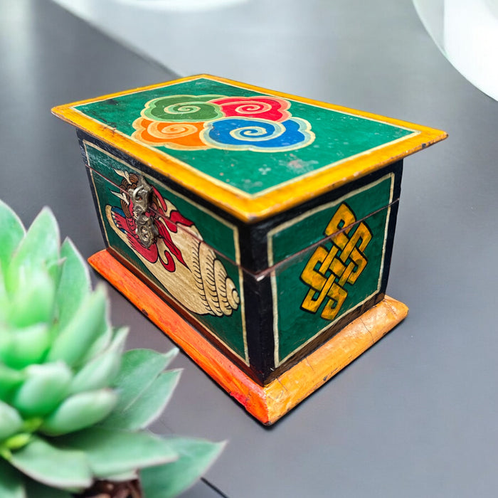 Baule tibetano con conchiglia e nodo infinito