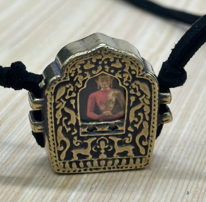 Gau tibetano con Buddha Shakyamuni