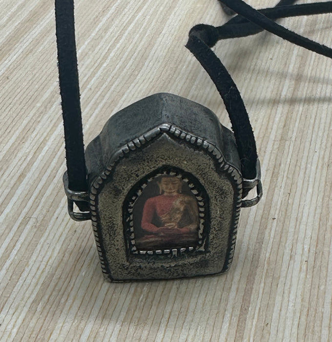 Gau tibetano con Buddha Amitabha
