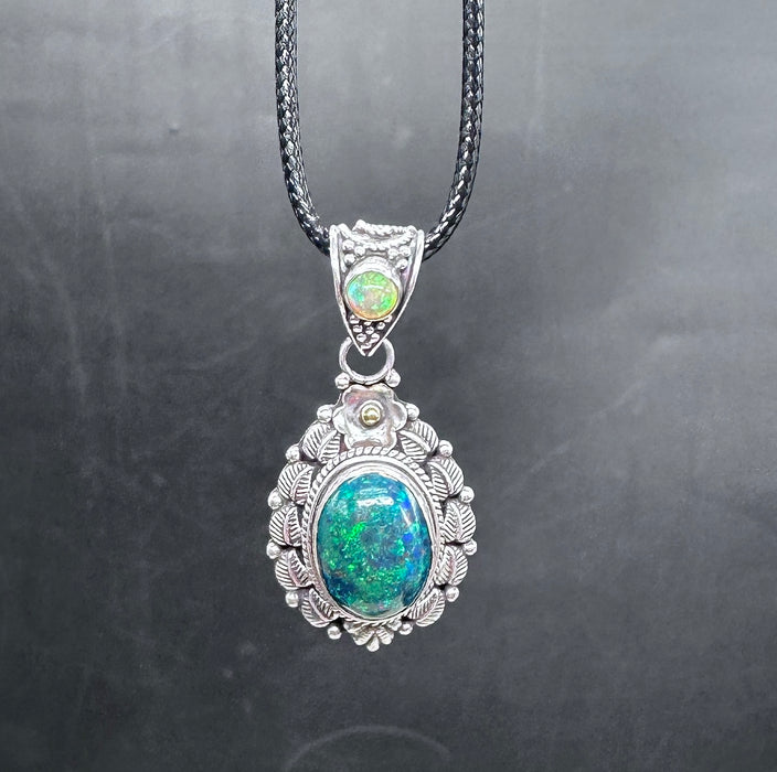 Pendant with iridescent green opal - 925 silver