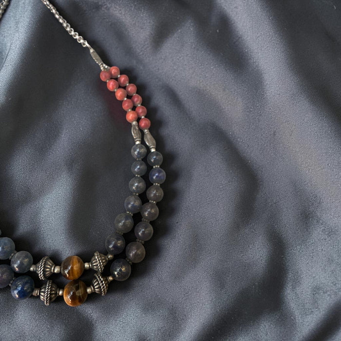 Collana nepalese con lapislazzuli, occhio di tigre e diaspro