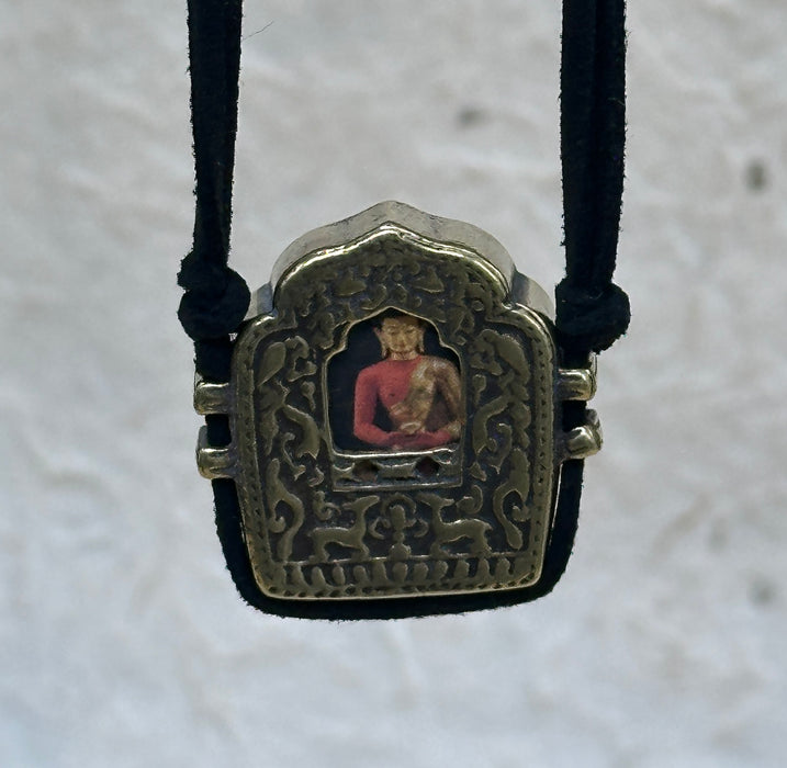 Gau tibetano con Buddha Shakyamuni