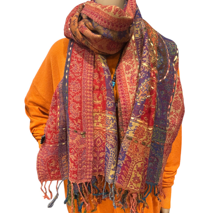 Sciarpa di lana ricamata