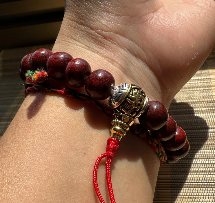 Bracciale a sandalo con guru scritta mantra