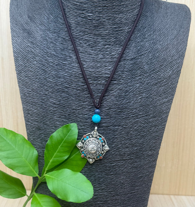 Ciondolo amuleto con mandala e sole