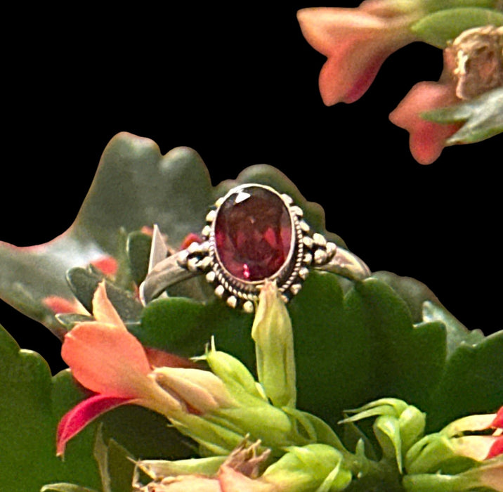 Anello di argento con granato