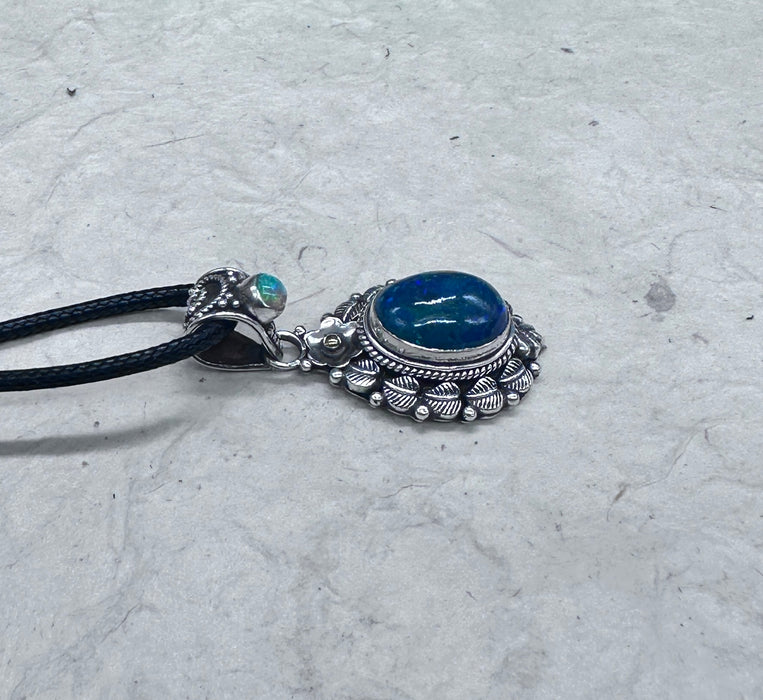 Pendant with iridescent green opal - 925 silver