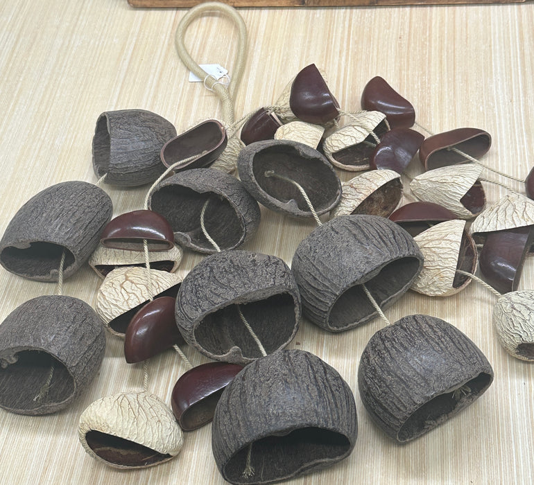 Campanello a mano con tre gusci di frutta