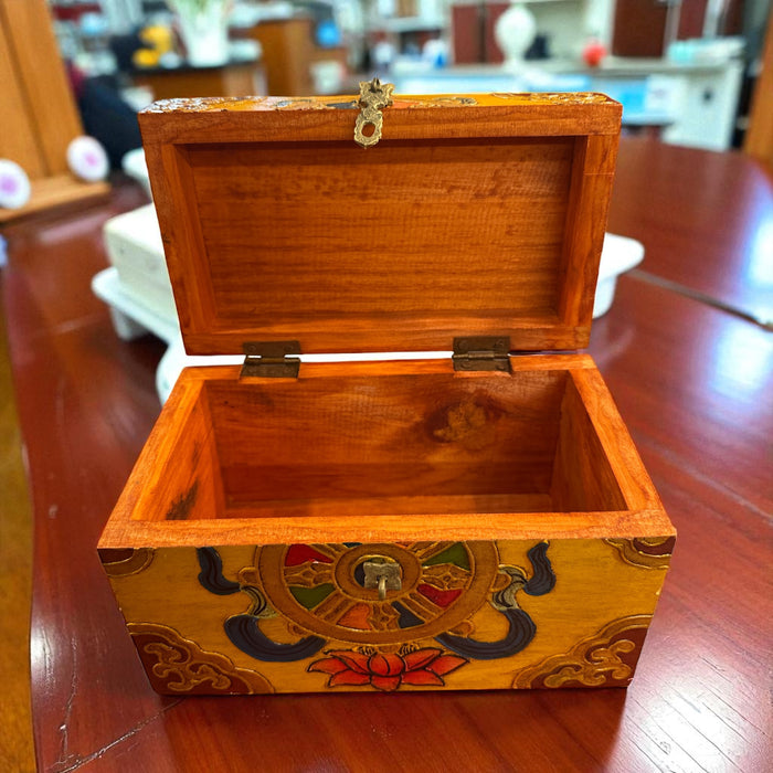 Scatola di legno a  conchiglia e dharmachakra