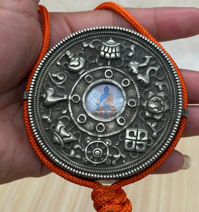 Gau tibetano con Otto Simboli di Buon Auspicio e Buddha della Medicina
