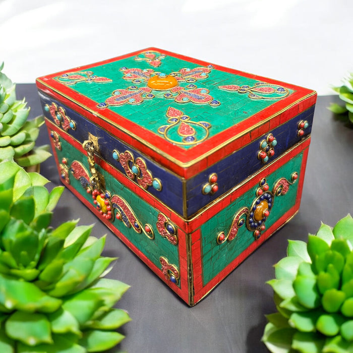 Baule tibetano con legno e piertri