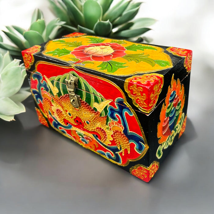 Baule tibetano con Garuda e fiori di lotto