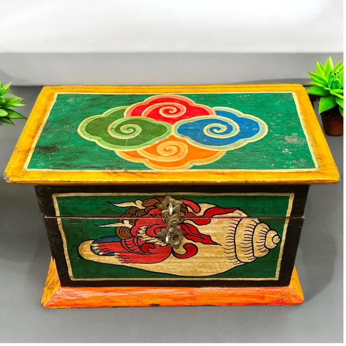 Baule tibetano con conchiglia e nodo infinito