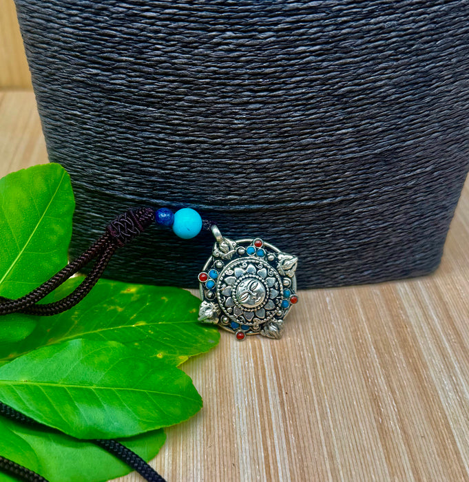 Ciondolo amuleto con mandala e sole
