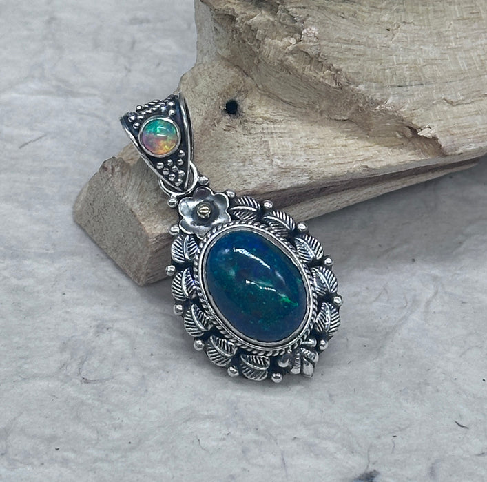 Pendant with iridescent green opal - 925 silver