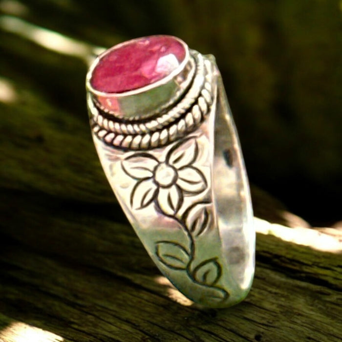Anello di argento con radice di rubino