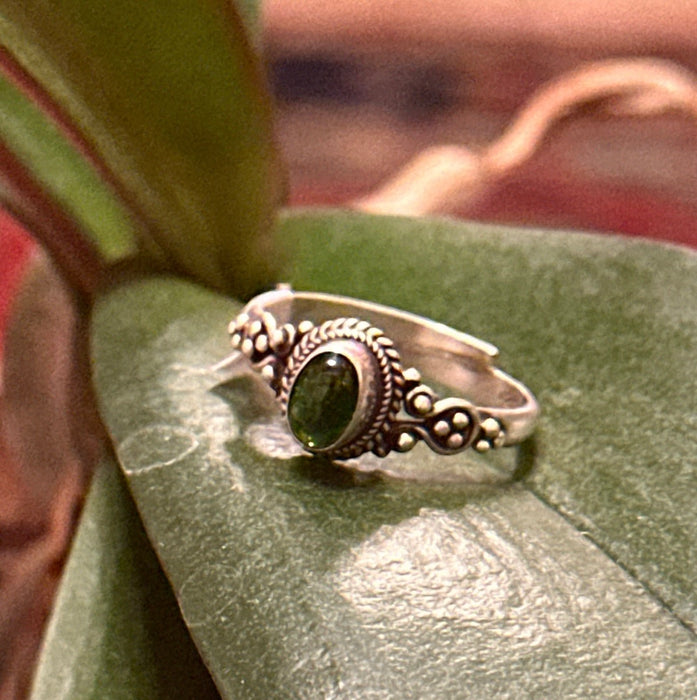 Anello di argento con opale verde scuro