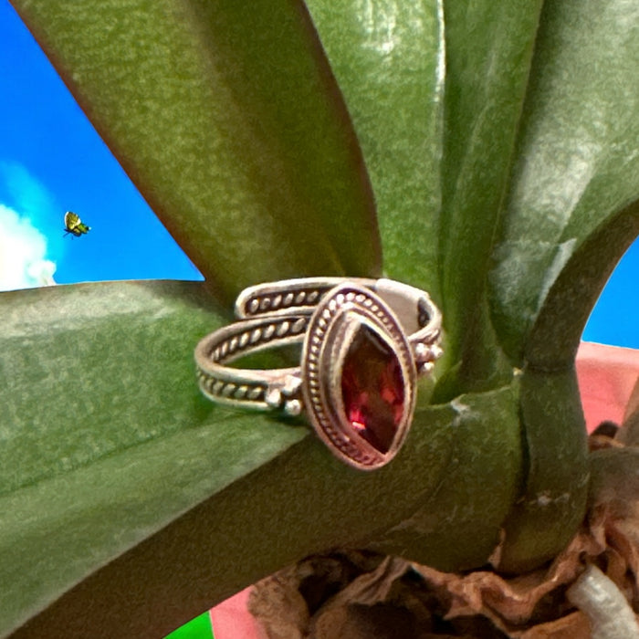 Anello  di argento con  granato