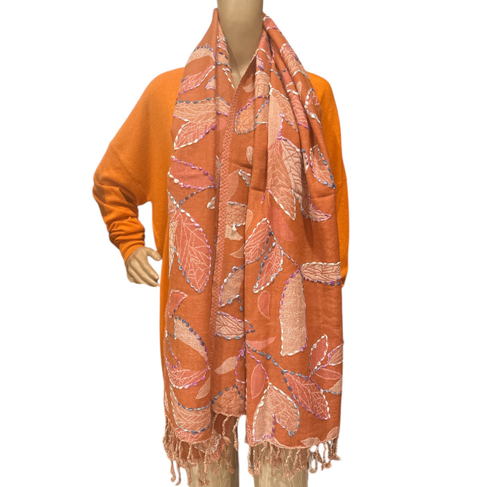 Sciarpa di lana ricamata