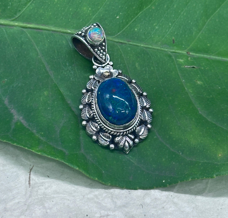 Pendant with iridescent green opal - 925 silver