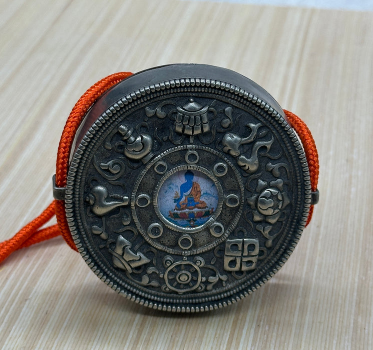 Gau tibetano con Otto Simboli di Buon Auspicio e Buddha della Medicina
