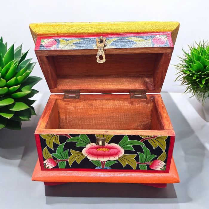 Baule tibetano con fiori di lotto