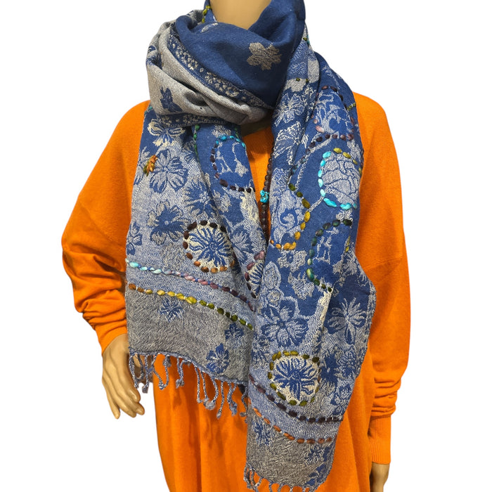 Sciarpa di lana ricamata