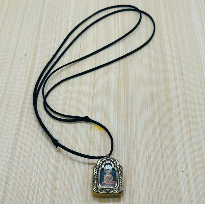 Gau tibetano con Buddha Amitabha