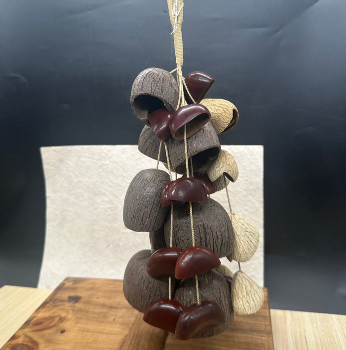 Campanello a mano con tre gusci di frutta