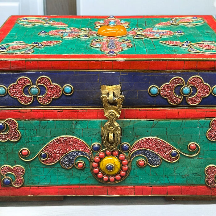 Baule tibetano con legno e piertri