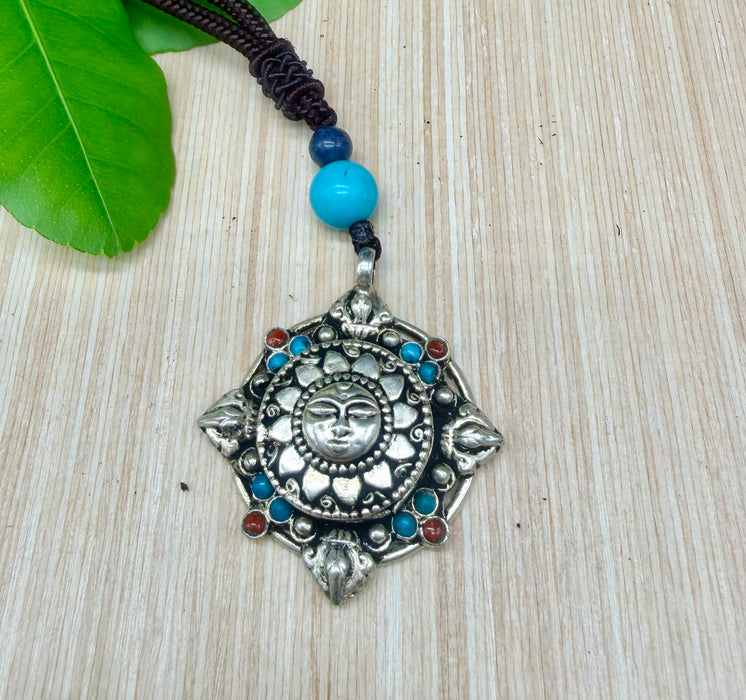 Ciondolo amuleto con mandala e sole