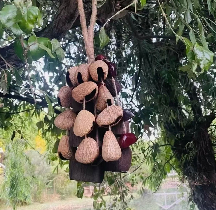 Campanello a mano con tre gusci di frutta