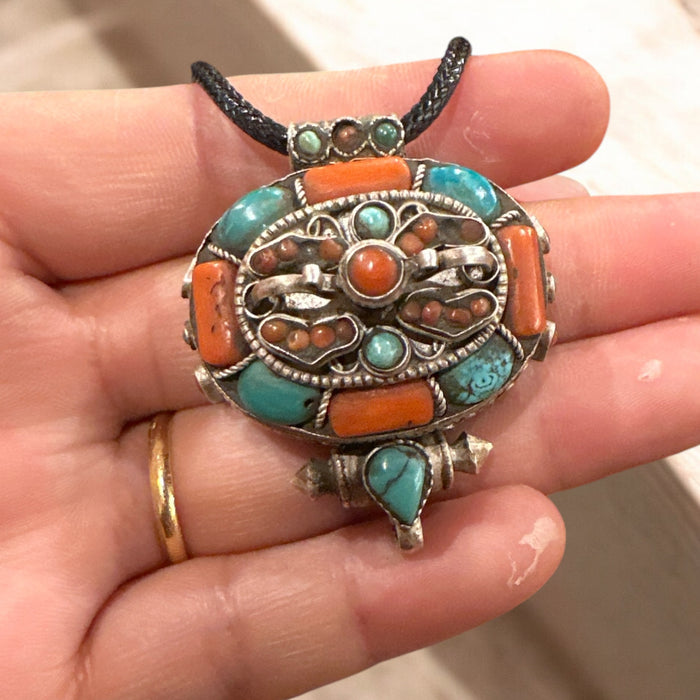 Ghau di argento 925 con turchese e corallo tibetano