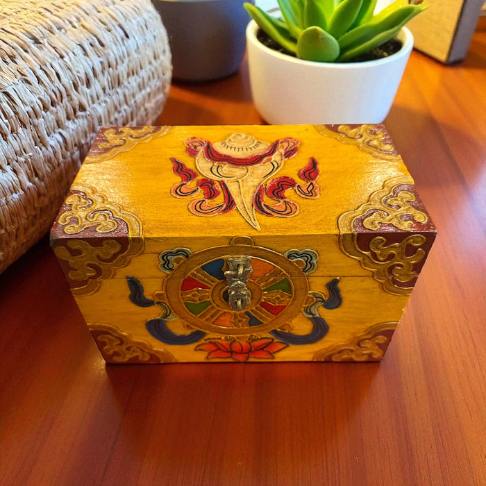 Scatola di legno a  conchiglia e dharmachakra