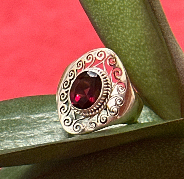 Anello di argento con granato