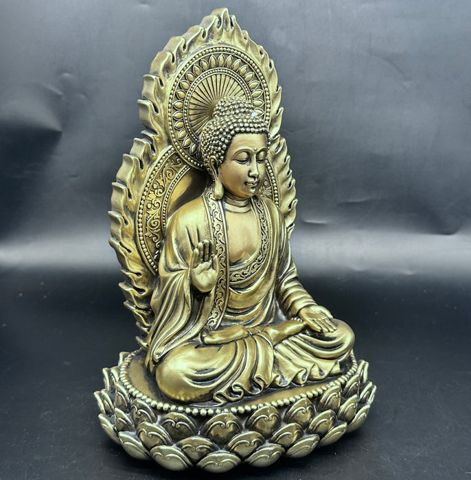 Buddha su trono color oro