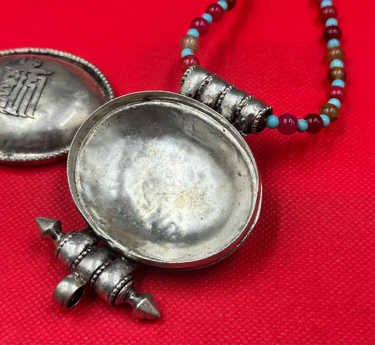 Collana tibetana con Gau e catena con vari pietri