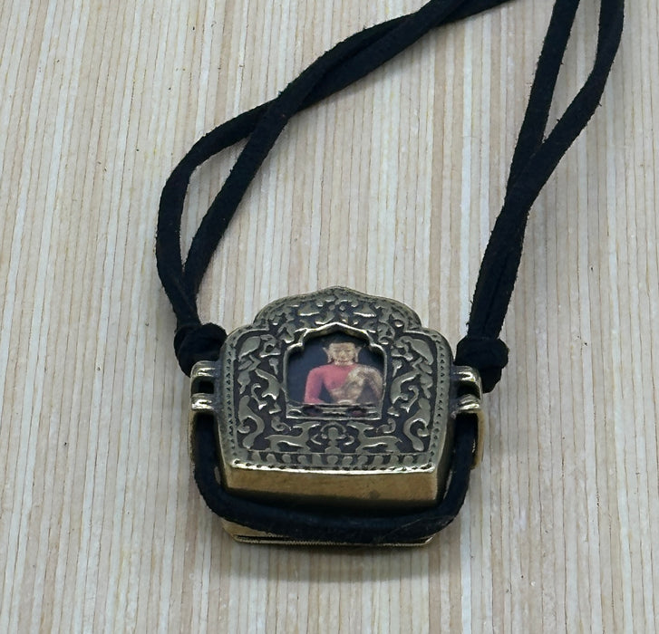Gau tibetano con Buddha Shakyamuni