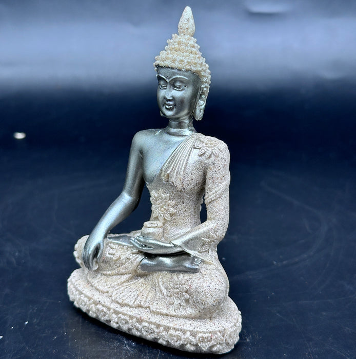 Statua di buddha in resina con sabbia
