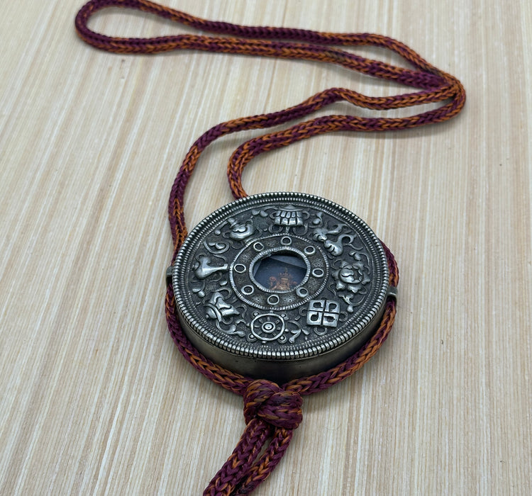 Gau tibetano con Otto Simboli di buon Auspicio e Tara verde